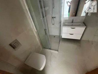 Toilettes; carrelage, rénové, lumière naturelle