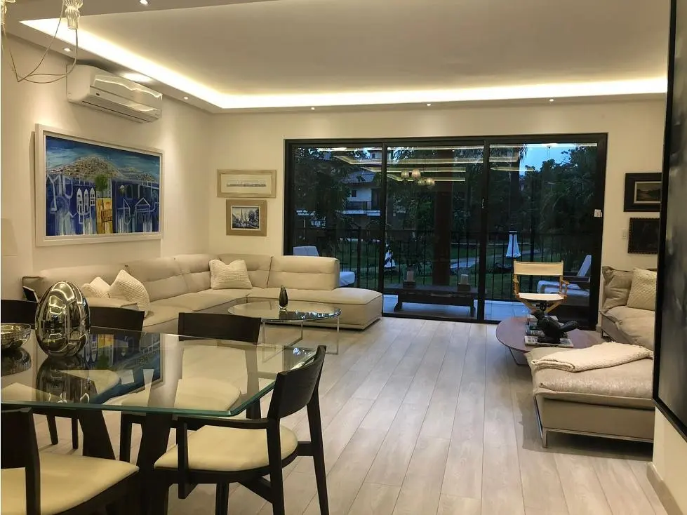 Salon; lumière naturelle, parquet, style moderne