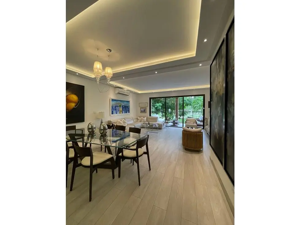 Salon; lumière naturelle, parquet, style moderne, hauteur sous plafond
