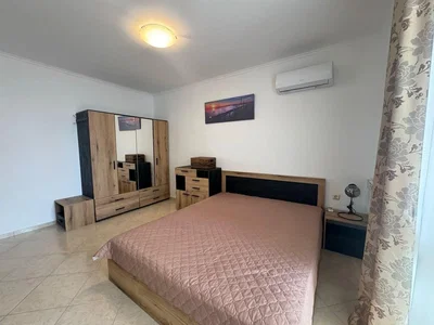 Chambre; parquet, carrelage, lumière naturelle