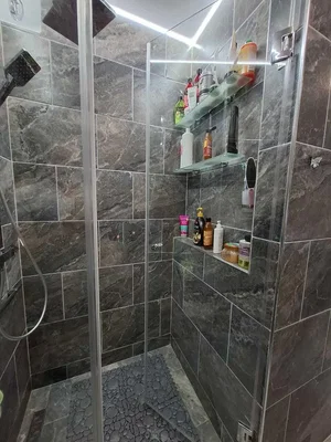 Toilettes; carrelage, rénové, lumière naturelle