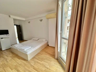 Slaapkamer; houten vloer, natuurlijk licht
