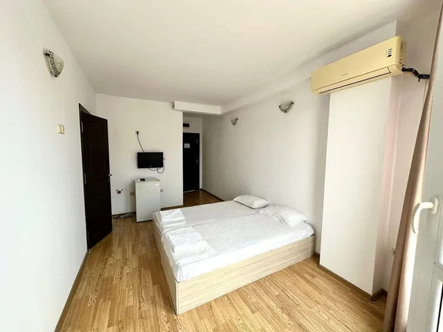 Slaapkamer; houten vloer, natuurlijk licht