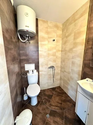 Toilet; tegelvloer, renovatie nodig