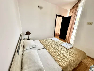 Slaapkamer; natuurlijk licht, houten vloer