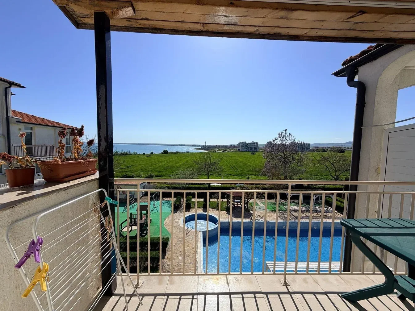 Balcon; vue, lumière naturelle, carrelage