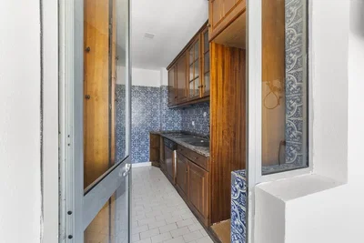 Cuisine; carrelage, poutres en bois, nécessite rénovation