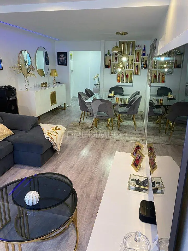 Salon; style moderne, parquet, lumière naturelle