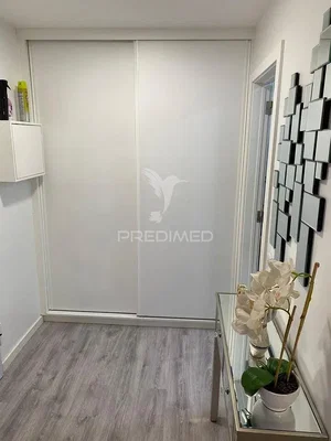 Vestiaire; parquet, lumière naturelle, style moderne