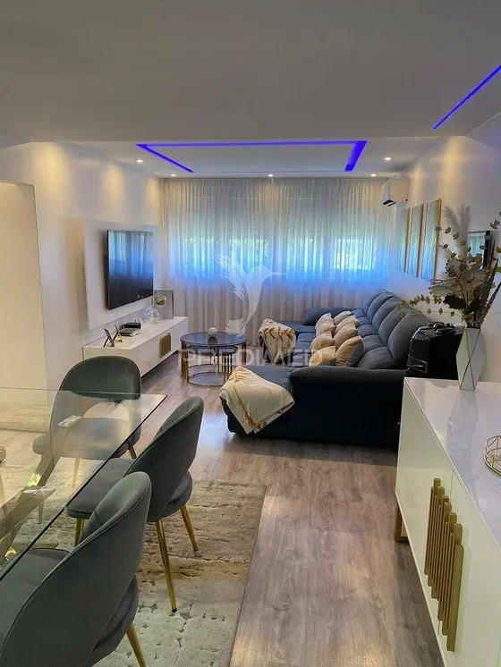Salon; style moderne, parquet, lumière naturelle, rénové