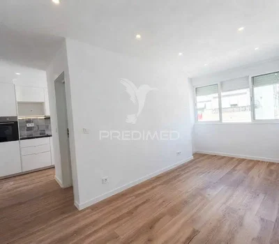 Sala de estar; chão de madeira, luz natural, renovado