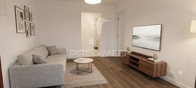 Obývačka; drevená podlaha, prirodzené svetlo, moderný štýl