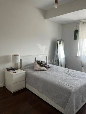 Quarto; chão de madeira, luz natural
