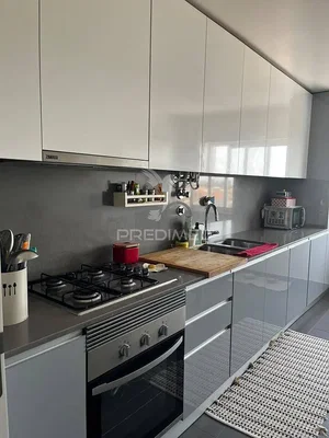 Cozinha; eletrodomésticos, chão de azulejo, renovado, luz natural