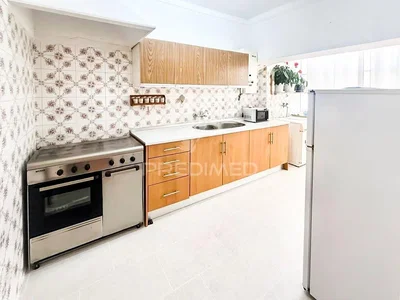 Кухиња; кухињски апарати, природно светло, плочице