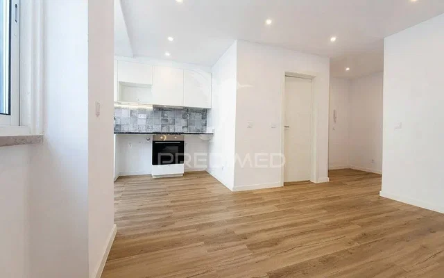 Cuisine; électroménager, parquet, lumière naturelle, rénové