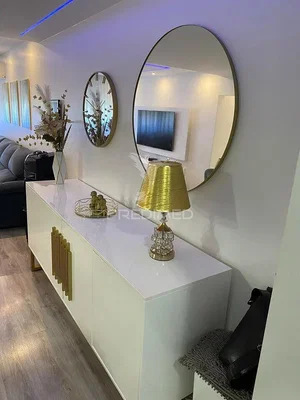 Salon; parquet, style moderne, lumière naturelle