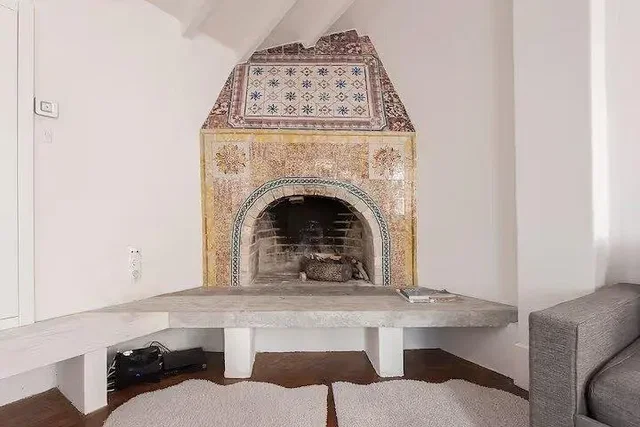 Sala de estar; lareira, chão de madeira, luz natural