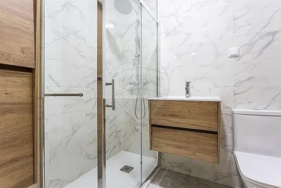 Banyo; tadilatlı, fayans zemin, doğal ışık