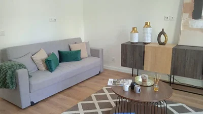 Σαλόνι; ξύλινο πάτωμα, φυσικό φως, μοντέρνο στυλ