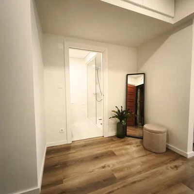 Banyo; ahşap zemin, doğal ışık, tadilatlı