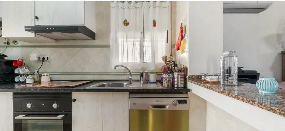 Kuhinja; kućanski aparati, prirodna svjetlost, moderan stil