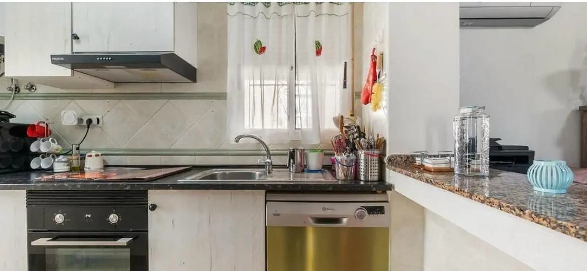 Kuhinja; kućanski aparati, prirodna svjetlost, moderan stil