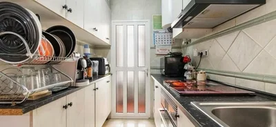 Kuhinja; kućanski aparati, pločice, potrebna renovacija