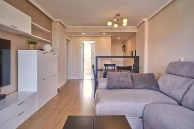 Obývací pokoj; dřevěná podlaha, přirozené světlo, moderní styl