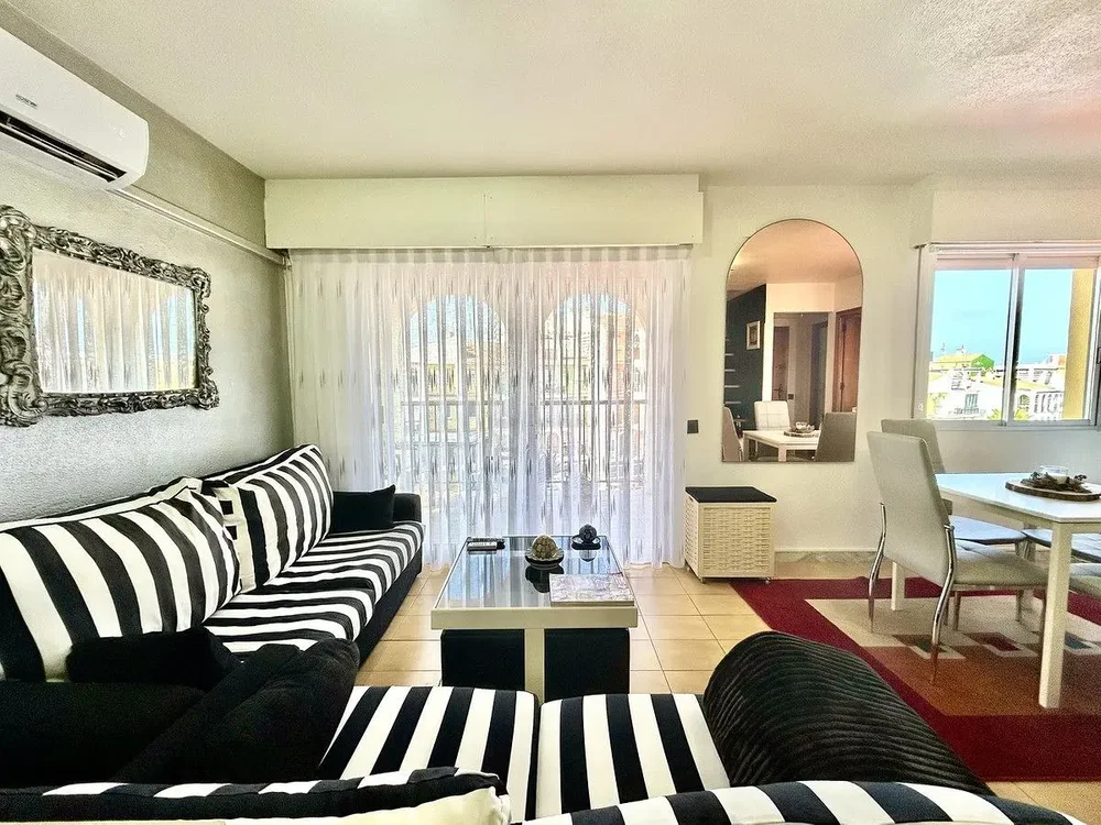 Oturma odası; doğal ışık, modern stil
