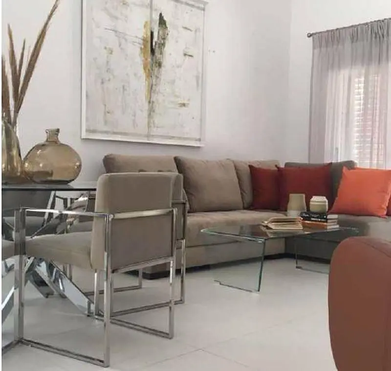 Salón; estilo moderno, suelo de baldosas, luz natural