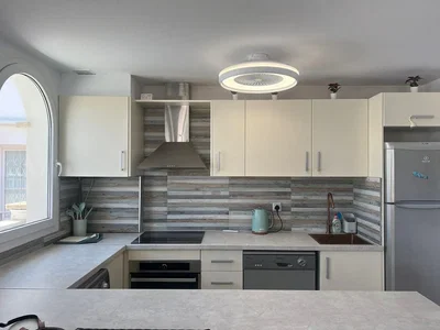 Cozinha; eletrodomésticos, luz natural, renovado