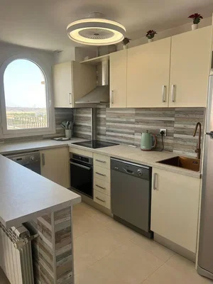 Cozinha; eletrodomésticos, chão de azulejo, luz natural, estilo moderno