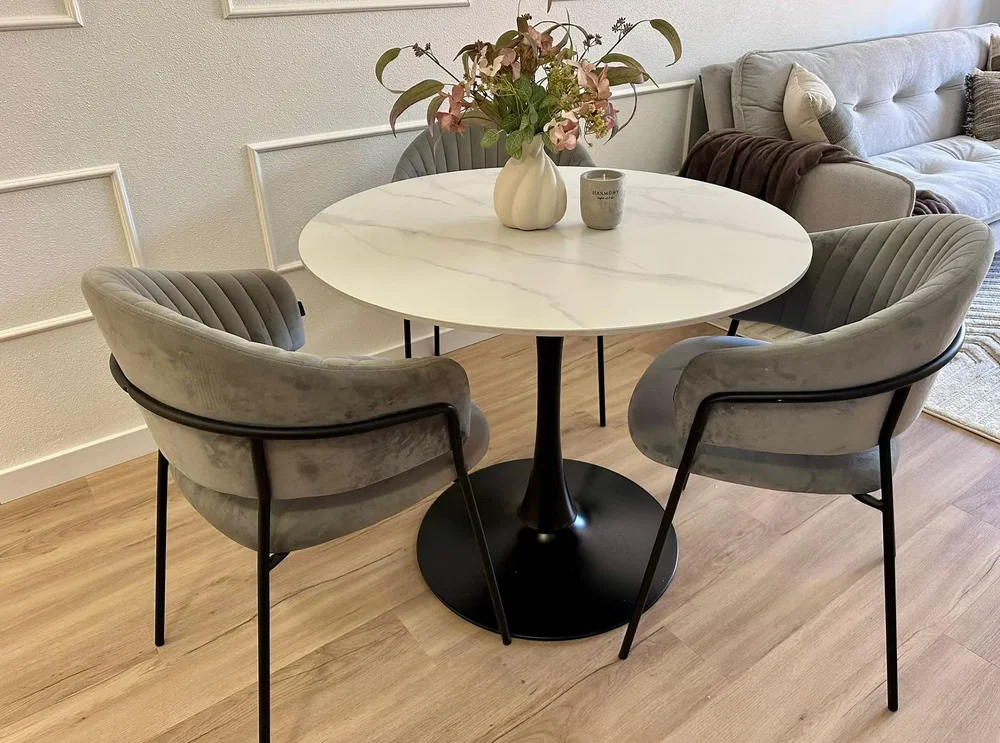 Salon; parquet, lumière naturelle, style moderne