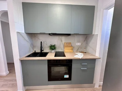 Cuisine; électroménager, parquet, rénové, lumière naturelle