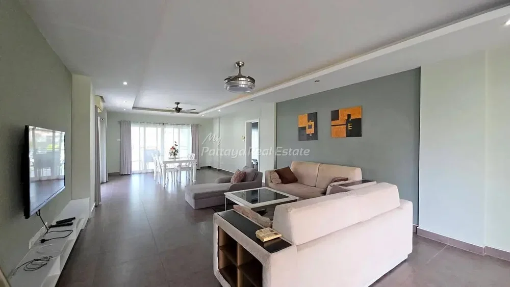 Sala de estar; chão de azulejo, luz natural, estilo moderno