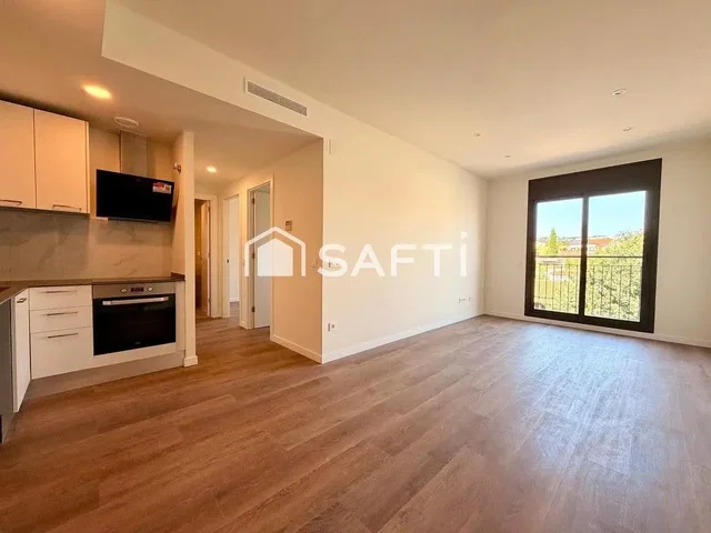 Salón; vista, electrodomésticos, luz natural, suelo de madera