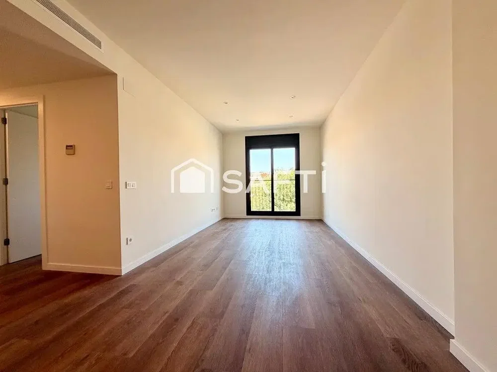 Salón; suelo de madera, luz natural, vista