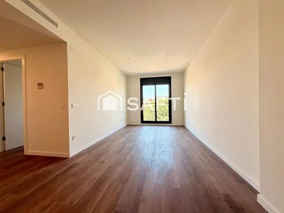 Salón; suelo de madera, luz natural, vista
