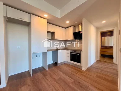 Cocina; suelo de madera, electrodomésticos, luz natural