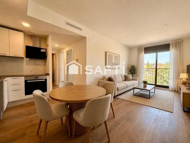 Salón; vista, suelo de madera, luz natural, estilo moderno, electrodomésticos