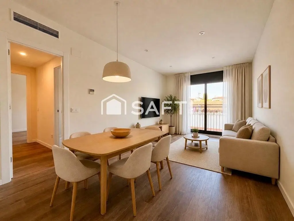 Salón; suelo de madera, luz natural, estilo moderno