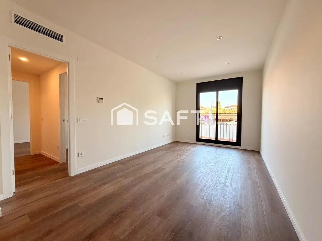 Dormitorio; suelo de madera, luz natural, necesita renovación