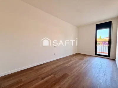 Otro; suelo de madera, luz natural, necesita renovación