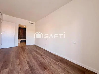 Dormitorio; suelo de madera, luz natural