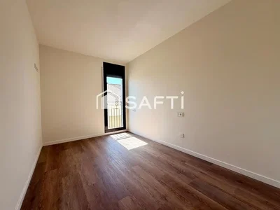 Otro; suelo de madera, luz natural