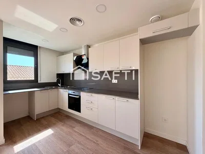 Cocina; electrodomésticos, suelo de madera, luz natural