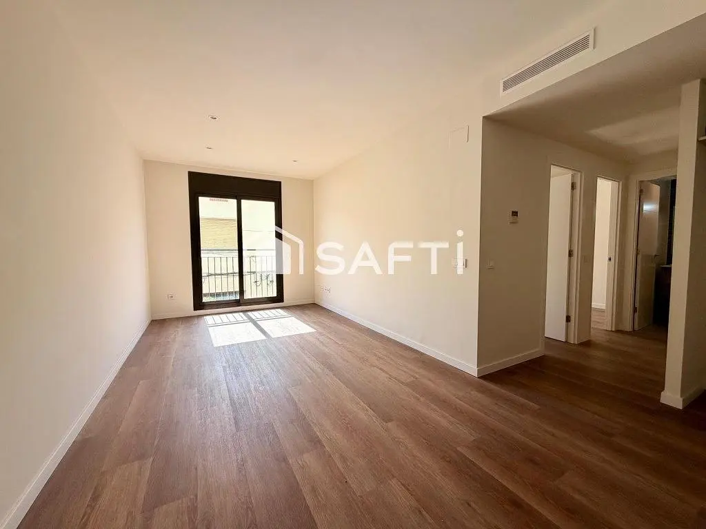 Salón; suelo de madera, luz natural