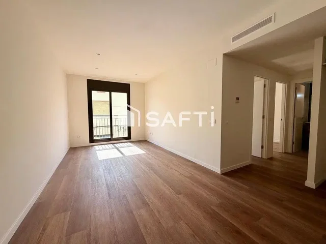 Salón; suelo de madera, luz natural