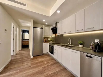 Cocina; electrodomésticos, suelo de madera, luz natural, estilo moderno